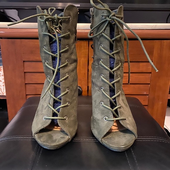 Heels - Picture 2 of 3